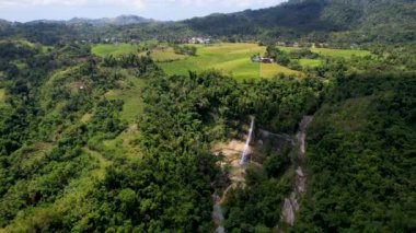 4K Hava Aracı, Filipinler, Bohol 'daki Can-Umantad Şelalesi' nin etrafını saran kanyondaki kayalara düşen destansı uzun şelalelerin videosu.