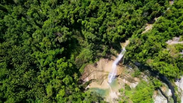 Aerial Drone ของน าตกส งมหากาพย ตกลงไปในห นในห บเขาท อมรอบด วยป — วีดีโอสต็อก