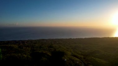 Siquijor adasının altın saatindeki 4K Hava Aracı videosu. Filipinler, Filipinler 'e bakan yemyeşil orman ve palmiye ağaçları.