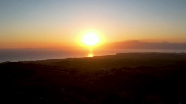 Siquijor adasının altın saatindeki 4K Hava Aracı videosu. Filipinler, Filipinler 'e bakan yemyeşil orman ve palmiye ağaçları.