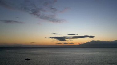 4K Hava Aracı, Filipinler 'deki Siquijor Adası' nda gün batımını izleyen insanların altın saatinde Paliton plajında güzel bir günbatımı görüntüsü.