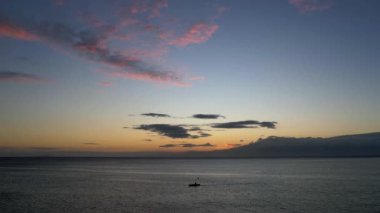 4K Hava Aracı, Filipinler 'deki Siquijor Adası' nda gün batımını izleyen insanların altın saatinde Paliton plajında güzel bir günbatımı görüntüsü.