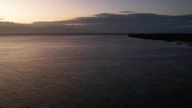 4K Hava Aracı, Filipinler 'deki Siquijor Adası' nda gün batımını izleyen insanların altın saatinde Paliton plajında güzel bir günbatımı görüntüsü.