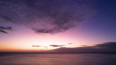 4K Hava Aracı, Filipinler 'deki Siquijor Adası' nda gün batımını izleyen insanların altın saatinde Paliton plajında güzel bir günbatımı görüntüsü.