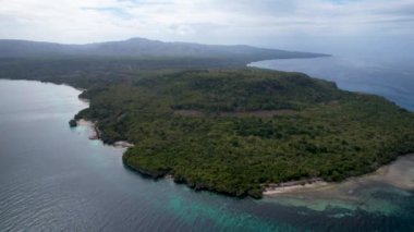 Filipinler 'in Siquijor adasındaki Salagdoong sahilindeki berrak turkuaz sudaki meşhur platform sıçrama noktasının 4K Hava Aracı videosu