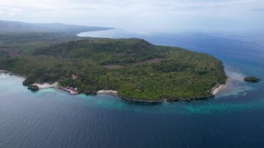 Filipinler 'in Siquijor adasındaki Salagdoong sahilindeki berrak turkuaz sudaki meşhur platform sıçrama noktasının 4K Hava Aracı videosu