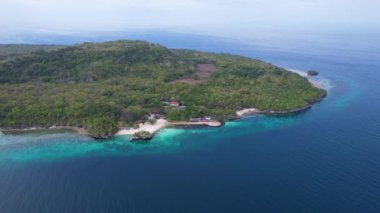 Filipinler 'in Siquijor adasındaki Salagdoong sahilindeki berrak turkuaz sudaki meşhur platform sıçrama noktasının 4K Hava Aracı videosu