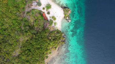 Filipinler 'in Siquijor adasındaki Salagdoong sahilindeki berrak turkuaz sudaki meşhur platform sıçrama noktasının 4K Hava Aracı videosu