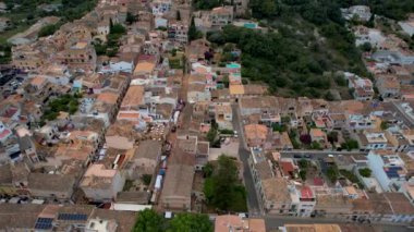 4K Hava Aracı, güneşli bir yaz gününde dağlarla ve denizlerle çevrili tepede devasa bir kalesi olan güzel bir terracotta renkli kasabasının videosu, Capdepera, Mallorca