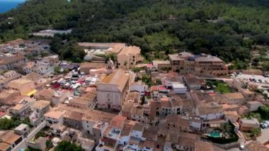 4K Hava Aracı, güneşli bir yaz gününde dağlarla ve denizlerle çevrili tepede devasa bir kalesi olan güzel bir terracotta renkli kasabasının videosu, Capdepera, Mallorca