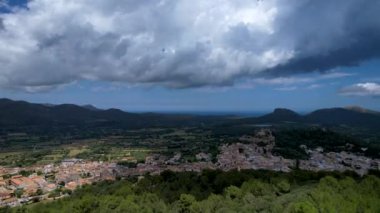 4K Hava Aracı, güneşli bir yaz gününde dağlarla ve denizlerle çevrili tepede devasa bir kalesi olan güzel bir terracotta renkli kasabasının videosu, Capdepera, Mallorca