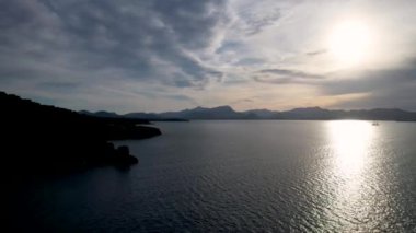 4K Hava Aracı, İspanya 'nın Mallorca adasındaki Mirador Badia de Pollenca adasında ikonik bir gemi ve uçurumlarla büyüleyici bir günbatımı videosu.