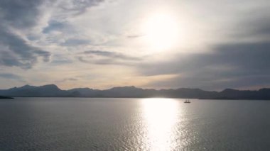 4K Hava Aracı, İspanya 'nın Mallorca adasındaki Mirador Badia de Pollenca adasında ikonik bir gemi ve uçurumlarla büyüleyici bir günbatımı videosu.