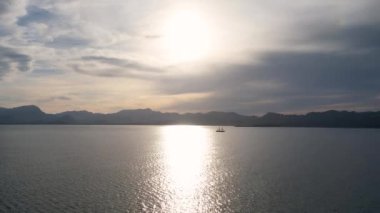 4K Hava Aracı, İspanya 'nın Mallorca adasındaki Mirador Badia de Pollenca adasında ikonik bir gemi ve uçurumlarla büyüleyici bir günbatımı videosu.