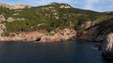4K Hava Aracı, İspanya 'nın Mallorca adasındaki Mirador Badia de Pollenca adasında ikonik bir gemi ve uçurumlarla büyüleyici bir günbatımı videosu.
