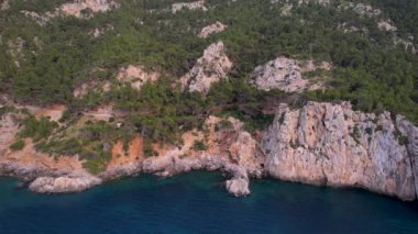 4K Hava Aracı, İspanya 'nın Mallorca adasındaki Mirador Badia de Pollenca adasında ikonik bir gemi ve uçurumlarla büyüleyici bir günbatımı videosu.