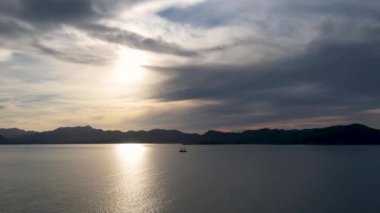 4K Hava Aracı, İspanya 'nın Mallorca adasındaki Mirador Badia de Pollenca adasında ikonik bir gemi ve uçurumlarla büyüleyici bir günbatımı videosu.