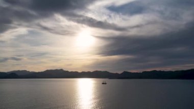 4K Hava Aracı, İspanya 'nın Mallorca adasındaki Mirador Badia de Pollenca adasında ikonik bir gemi ve uçurumlarla büyüleyici bir günbatımı videosu.
