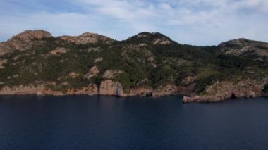 4K Hava Aracı, İspanya 'nın Mallorca adasındaki Mirador Badia de Pollenca adasında ikonik bir gemi ve uçurumlarla büyüleyici bir günbatımı videosu.