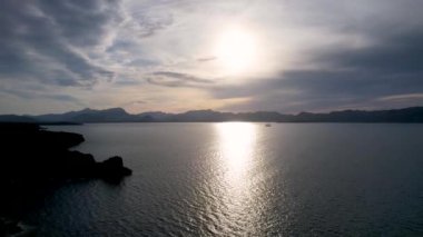 4K Hava Aracı, İspanya 'nın Mallorca adasındaki Mirador Badia de Pollenca adasında ikonik bir gemi ve uçurumlarla büyüleyici bir günbatımı videosu.
