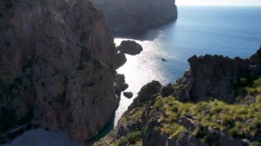 4K Hava Aracı 'nın eşsiz plaj videosu kanyona oyulmuş turkuaz mavi su ve demirli tekneler, Sa Calobra Plajı, Mallorca, İspanya