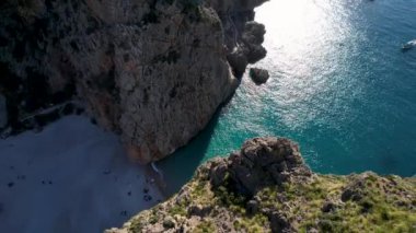 4K Hava Aracı 'nın eşsiz plaj videosu kanyona oyulmuş turkuaz mavi su ve demirli tekneler, Sa Calobra Plajı, Mallorca, İspanya