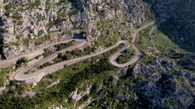 4K Hava Aracı 'nın Coll dels Reis, Nus de Sa Corbata, Mallorca dağlarındaki büyüleyici yılan yolları videosu