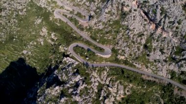 4K Hava Aracı 'nın Coll dels Reis, Nus de Sa Corbata, Mallorca dağlarındaki büyüleyici yılan yolları videosu
