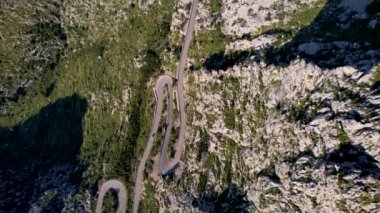 4K Hava Aracı 'nın Coll dels Reis, Nus de Sa Corbata, Mallorca dağlarındaki büyüleyici yılan yolları videosu