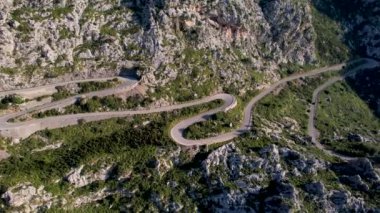 4K Hava Aracı 'nın Coll dels Reis, Nus de Sa Corbata, Mallorca dağlarındaki büyüleyici yılan yolları videosu