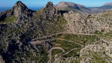 4K Hava Aracı 'nın Coll dels Reis, Nus de Sa Corbata, Mallorca dağlarındaki büyüleyici yılan yolları videosu