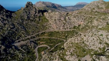 4K Hava Aracı 'nın Coll dels Reis, Nus de Sa Corbata, Mallorca dağlarındaki büyüleyici yılan yolları videosu