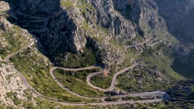 4K Hava Aracı 'nın Coll dels Reis, Nus de Sa Corbata, Mallorca dağlarındaki büyüleyici yılan yolları videosu