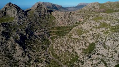 4K Hava Aracı 'nın Coll dels Reis, Nus de Sa Corbata, Mallorca dağlarındaki büyüleyici yılan yolları videosu