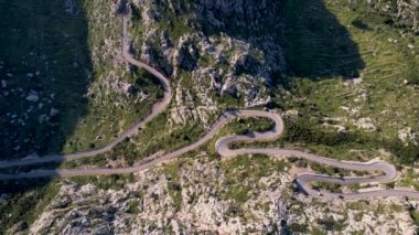 4K Hava Aracı 'nın Coll dels Reis, Nus de Sa Corbata, Mallorca dağlarındaki büyüleyici yılan yolları videosu