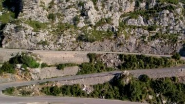 4K Hava Aracı 'nın Coll dels Reis, Nus de Sa Corbata, Mallorca dağlarındaki büyüleyici yılan yolları videosu