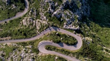 4K Hava Aracı 'nın Coll dels Reis, Nus de Sa Corbata, Mallorca dağlarındaki büyüleyici yılan yolları videosu