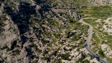 4K Hava Aracı 'nın Coll dels Reis, Nus de Sa Corbata, Mallorca dağlarındaki büyüleyici yılan yolları videosu