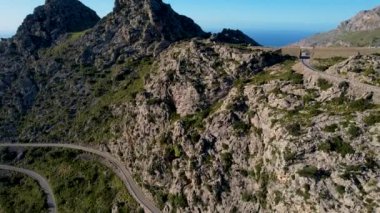 4K Hava Aracı 'nın Coll dels Reis, Nus de Sa Corbata, Mallorca dağlarındaki büyüleyici yılan yolları videosu