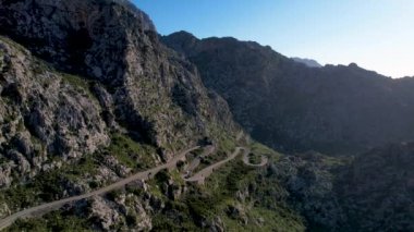 4K Hava Aracı 'nın Coll dels Reis, Nus de Sa Corbata, Mallorca dağlarındaki büyüleyici yılan yolları videosu