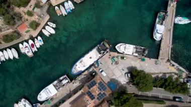 4K Hava Aracı, küçük bir balıkçı kasabasının videosu, kristal berrak turkuaz suyu olan balıkçı tekneleri, Cala Figuera, Mallorca