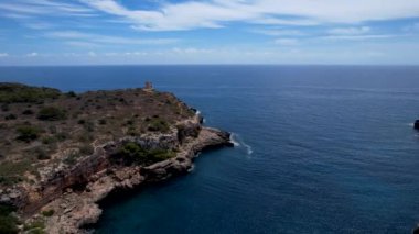 4K Hava Aracı, küçük bir balıkçı kasabasının videosu, kristal berrak turkuaz suyu olan balıkçı tekneleri, Cala Figuera, Mallorca