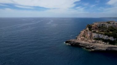 4K Hava Aracı, küçük bir balıkçı kasabasının videosu, kristal berrak turkuaz suyu olan balıkçı tekneleri, Cala Figuera, Mallorca