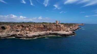4K Hava Aracı, küçük bir balıkçı kasabasının videosu, kristal berrak turkuaz suyu olan balıkçı tekneleri, Cala Figuera, Mallorca