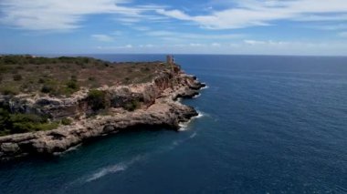 4K Hava Aracı, küçük bir balıkçı kasabasının videosu, kristal berrak turkuaz suyu olan balıkçı tekneleri, Cala Figuera, Mallorca
