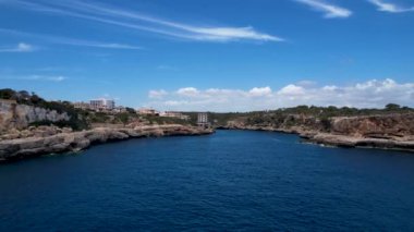4K Hava Aracı, küçük bir balıkçı kasabasının videosu, kristal berrak turkuaz suyu olan balıkçı tekneleri, Cala Figuera, Mallorca