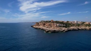 4K Hava Aracı, küçük bir balıkçı kasabasının videosu, kristal berrak turkuaz suyu olan balıkçı tekneleri, Cala Figuera, Mallorca