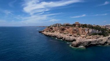 4K Hava Aracı, küçük bir balıkçı kasabasının videosu, kristal berrak turkuaz suyu olan balıkçı tekneleri, Cala Figuera, Mallorca