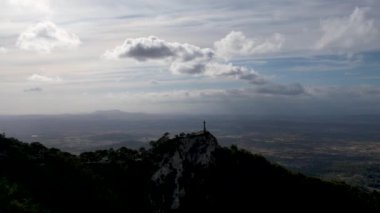 4K Hava Aracı video destansı heykel, tepenin üstünde çapraz ve manastır güneşli bir günde, Sant Salvador Sığınak ve Puig, Mallorca