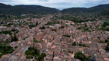 4K Hava Aracı, çevredeki dağlara yerleşmiş deniz manzaralı terasotta evleri ve merkezde tren Soller, Mallorca ile birlikte bir katedrali olan sihirli bir kasabanın videosu.